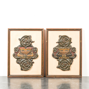 Paire d'ornements encadrés en bois polychromé provenant d'un banc d'église, probablement la Frise, Pays-Bas, 18ème