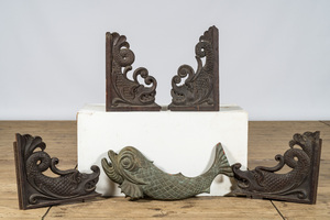 Vier houten ornamenten met dolfijnen en één dolfijn in brons, 19/20e eeuw