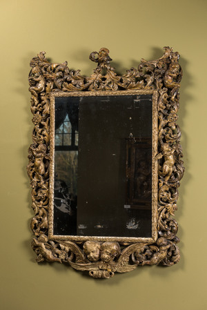 Een fraai gesculpteerde polychrome houten spiegel met putti, Italië, 17e eeuw