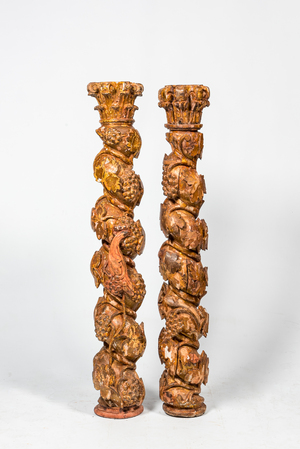 Paire de colonnes en bois sculpté, doré et polychromé ornées de vignes, 17/18ème