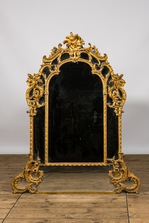 Miroir dit 'à parecloses' en bois doré à décor rocaille de style Louis XV, France, 19ème