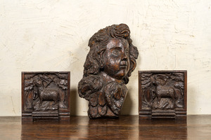 Tête d'angelot et paire de reliefs figurant l'Agneau Mystique en chêne sculpté, 17ème