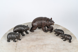 Une collection de modèles d'ours en bois polychrome, 20ème siècle