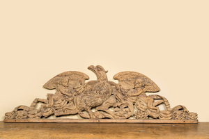 Een groot geloogd eikenhouten reliëf met een adelaar die een slang verslaat en twee engelen, 18e eeuw