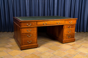 Een Engelse Hobbs & Co mahoniehouten bureau met lederen bovenblad, ca. 1900