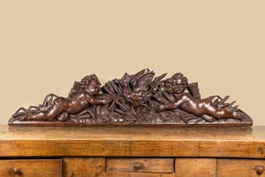 Fronton en chêne sculpté à décor d’angelots entourant un canard au milieu de roseaux, dernier tiers du 18ème