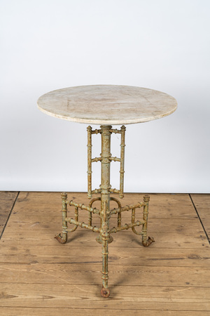 Une table d'appoint tripode en fonte avec plateau en marbre, 20ème