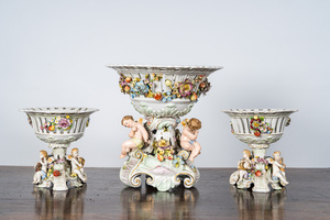 Trois paniers ajourés en porcelaine à décor de putti, Plaue Schierholz, Allemagne, début du 20ème