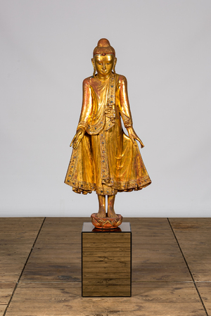 Une grande figure de Bouddha debout en bois doré et incrusté, Thaïlande, 20ème