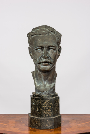 Buste d'homme en bronze sur socle en marbre, 20ème