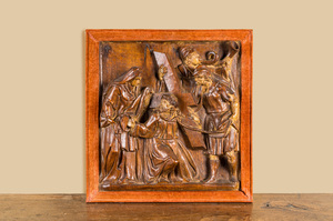 Een Duits houten reliëf met Veronica die het gelaat van Christus droogt met sporen van polychromie, 17e eeuw