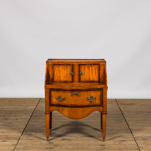 Table de chevet de style néoclassique en bois fruitier, Hollande, 19ème