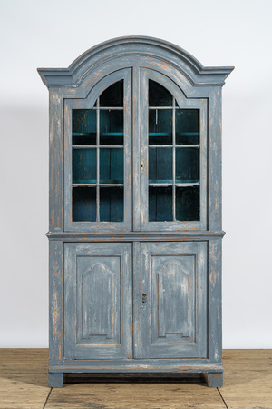 Une vitrine en bois patiné bleu, 19ème