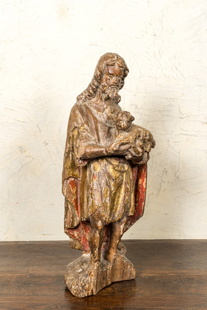 Een polychrome en vergulde notelaren Johannes de Doper met het lam, midden 16e eeuw