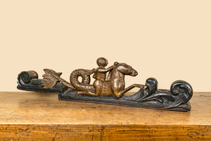 Une sculpture d'un ange sur un hippocampe en bois polychrome et doré, 19ème