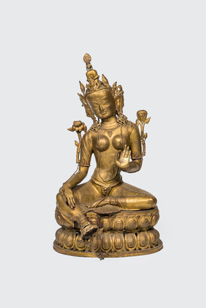 Grande figure de Tara assise sur trone de lotus en cuivre doré, Inde ou Népal, 20ème