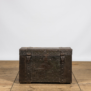 Een met ijzer beklede houten koffer met binnenwerk, 17/18e eeuw