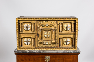 Cabinet de table en bois doré dans le style du 16ème siècle, Espagne, 19ème