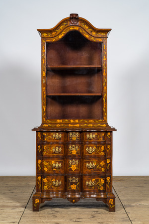 Een Hollandse mahoniehouten commode-vitrine met bloemenmarqueterie, 19e eeuw