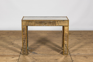 Een bureau-console in spiegelglas en met messing monturen, 20e eeuw