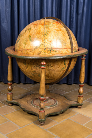 Een hemelglobe op een polychrome houten voet, 19e eeuw