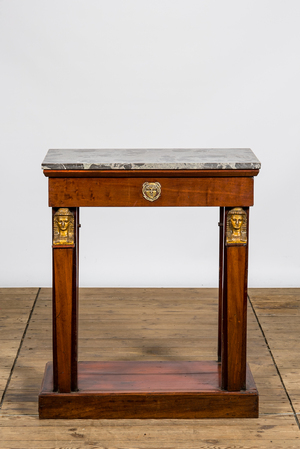 Een Franse mahoniehouten Empirestijl console met marmeren blad, 19e eeuw