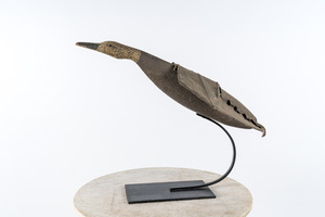 Une sculpture d'un canard volant en bois polychrome, 20ème