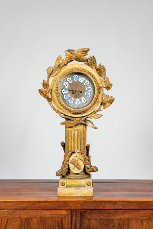 Pendule en bois polychromé et doré sur colonne à décor de la récolte, France, 18ème et après