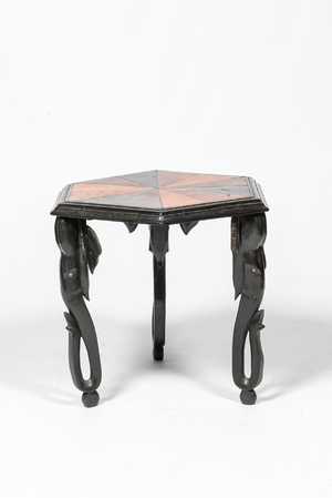 Une table d'appoint coloniale africaine hexagonale sur pattes d'éléphant et avec parqueterie, 20ème