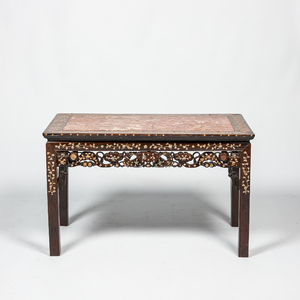 Une table d'appoint avec plateau en marbre et marqueterie de nacre, Chine, 19ème