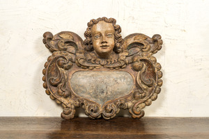 Cartouche en bois polychrome à décor de tête d'ange et blason, 17ème