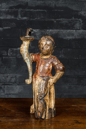 Figure d'une dame en bois sculpté et polychromé tenant une torche montée d'un bougeoir en fer forgé, 17ème