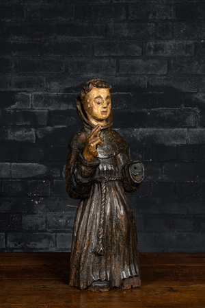 Een Indo-Portugese polychrome houten figuur van Sint-Antonius van Padua, eind 17e eeuw