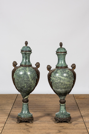 Paire de grands vases couverts en marbre vert aux montures en bronze, France, 19ème