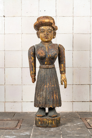 Figure féminine en bois sculpté et polychrome, probablement Inde, 19ème