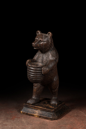 Grand ours dite 'de la Forêt Noire' portant une ruche en bois sculpté, la Suisse, 19ème
