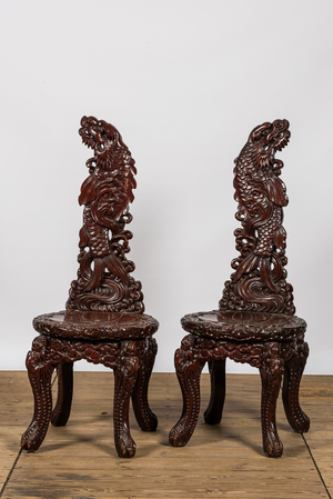 Paire de chaises en bois sculpté à décor de dragons, Japon, Meiji, 19/20ème