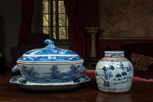 Terrine couverte et un pot couvert en porcelaine de Chine en bleu et blanc, 18/19ème