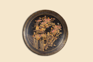 Grand plat en porcelaine surdécoré en laque doré, Japon, Meiji, 19ème