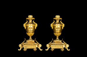Paire de bougeoirs de style Empire en bronze doré, France, 19ème
