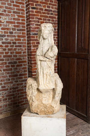 Fragment d'architecture en pierre sculptée figurant la Vierge à l'Enfant, 16ème