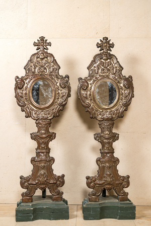 Een paar grote vergulde koperen reliekhouders met spiegelglas gemonteerd, wellicht Italië, 18/19e eeuw