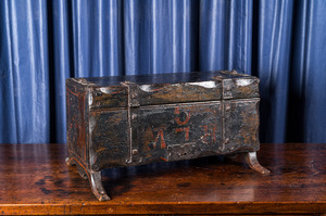 Un coffre de carrosse en bois polychrome, 19ème