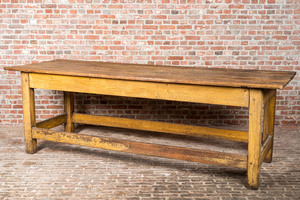 Long table d'un atelier de textile en pin à patine jaune, 19/20ème