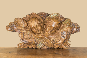 Een houten reliëf met twee engelen met sporen van polychromie en vergulding, 18e eeuw