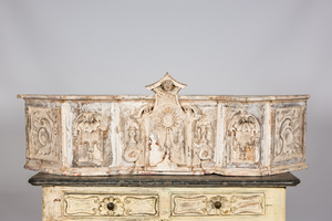 Een gepatineerde en deels vergulde houten altaarbekroning, 18e eeuw