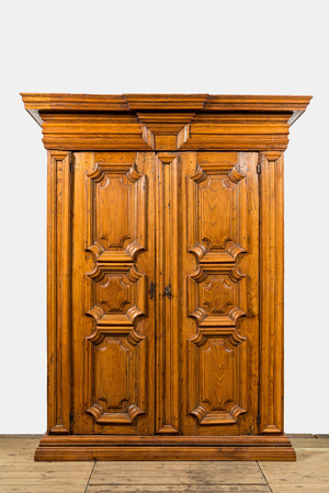 Armoire à deux portes, vers 1700