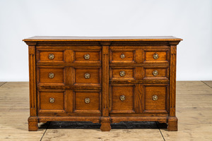 An oak wooden chest of drawers, 19th C.