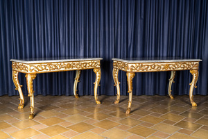 Paire de consoles en bois doré et patiné avec le dessus en marbre, Italie, 18ème