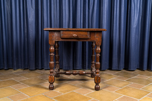 Une table d'appoint avec un tiroir en chêne, 18ème